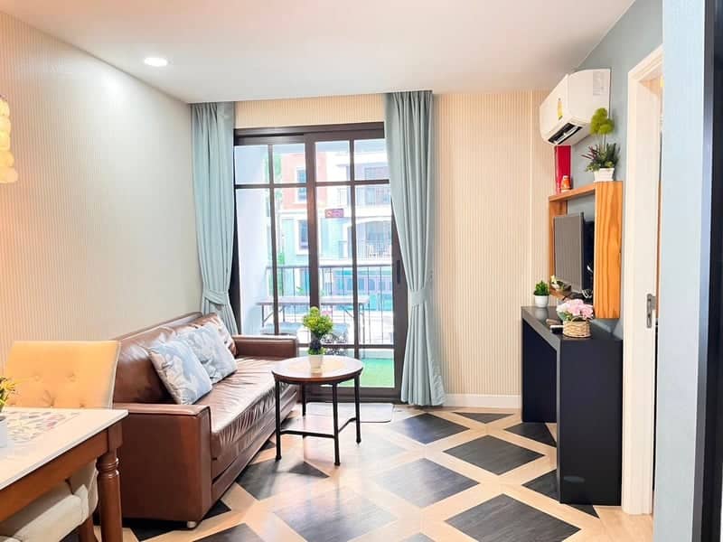 Espana Condo Resort Pattaya — Вид на бассейн | Курортный стиль | Рядом с Джомтьен