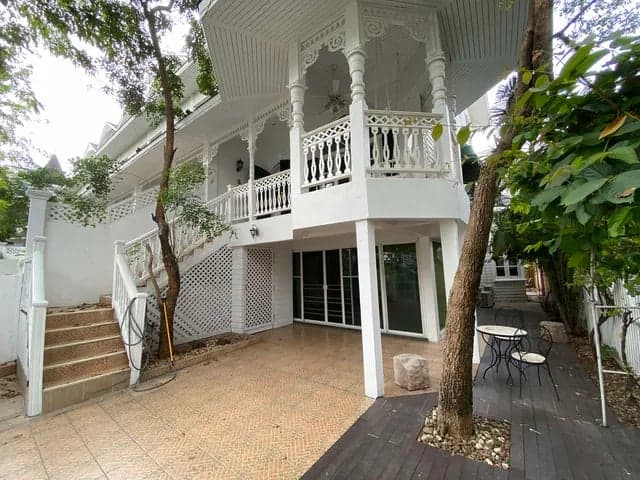 Fantasia Villa 2 — European Corner Townhome | Near BTS Bearing photo 2