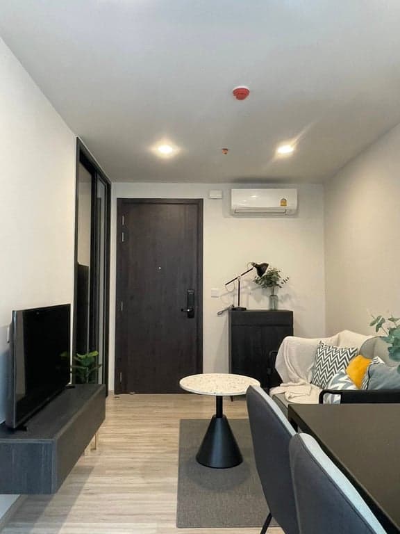 XT Huaikhwang — Modern 1-Bedroom | High Floor City View | Near MRT Huai Khwang
