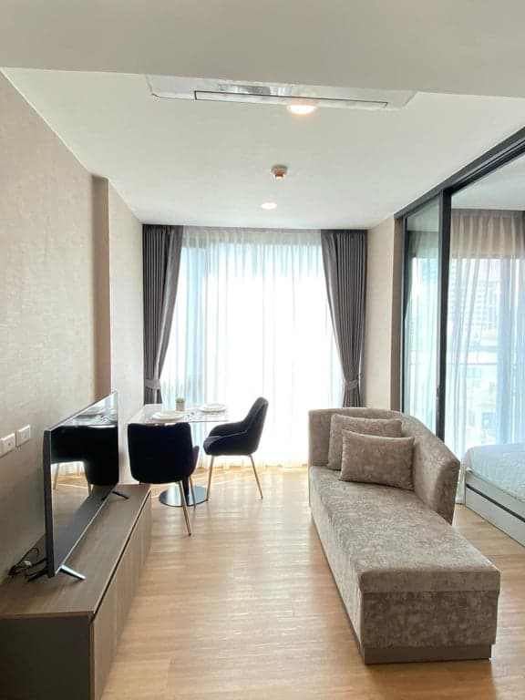 Lloyd Soonvijai-Thonglor — Corner Unit Fl. 8 | 80m to Bangkok Hospital | Free Monthly Cleaning